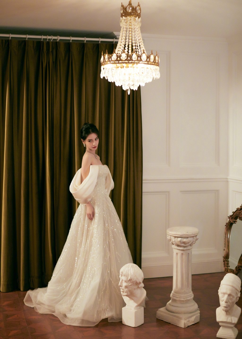 Angelababy白色流光裙优雅高贵气质写真图片