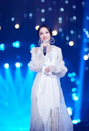 张韶涵《歌手2》白色长裙性感图片