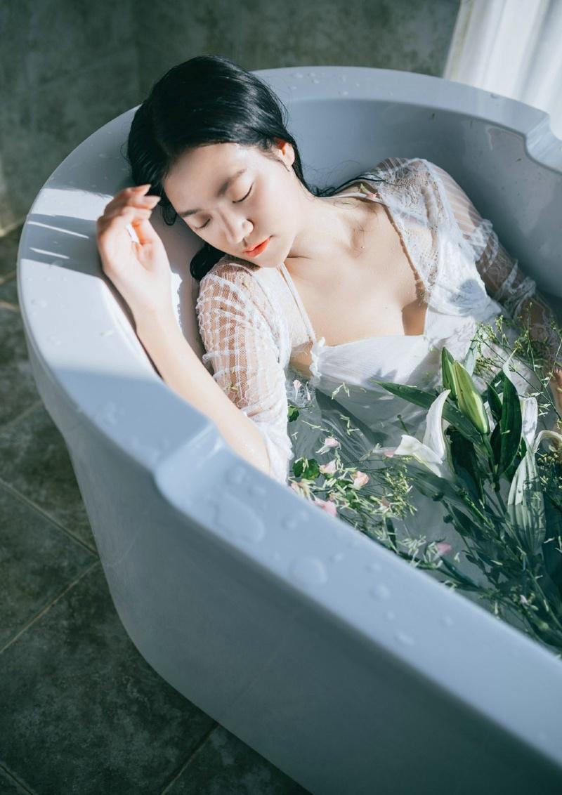 浴缸内的白纱湿身花瓣美女美丽动人