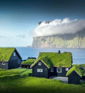 丹麦法罗群岛上的草皮顶小屋