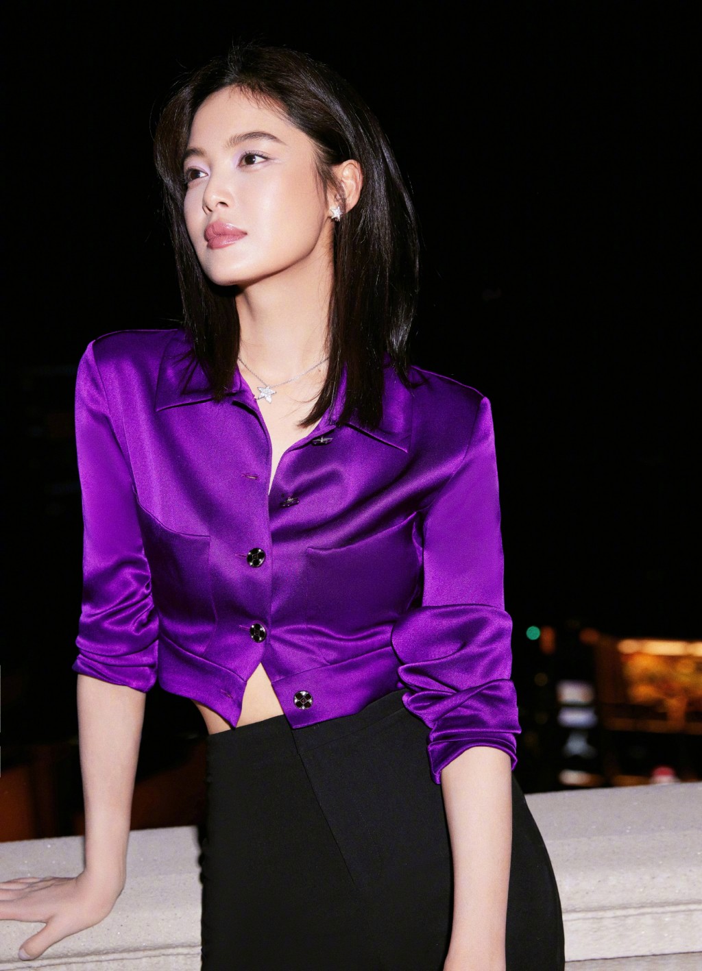 辛芷蕾紫色丝缎上衣简约随性优雅写真图片
