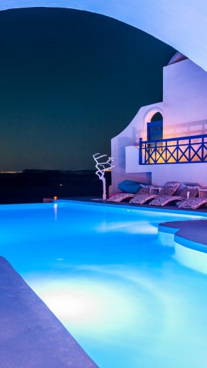 圣托里尼夜晚度假酒店里的唯美泳池