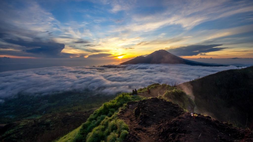 印度尼西亚度巴吞尔火山顶部云海与日出风景壁纸