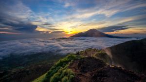 印度尼西亚度巴吞尔火山顶部云海与日出风景壁纸