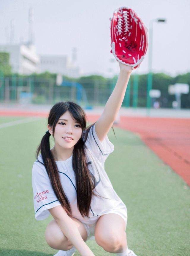 青春活力棒球性感女孩球场上的飒爽英姿