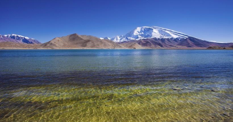 蓝色苍穹白雪皑皑清澈湖水新疆土塔格峰风光