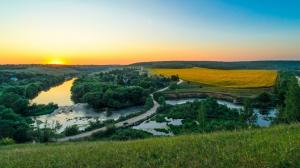 俄罗斯山村河流自然风光高清4K壁纸