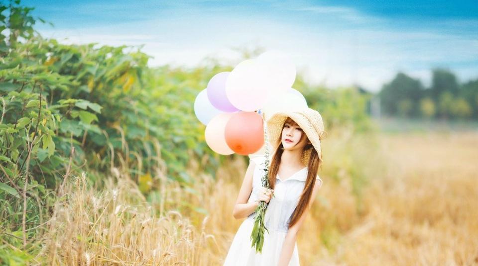 甜美俏皮清新草帽少女气球童趣时尚写真可爱至极