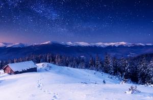 冬天的晚上风景,房子,山,森林,树木,星星,图片