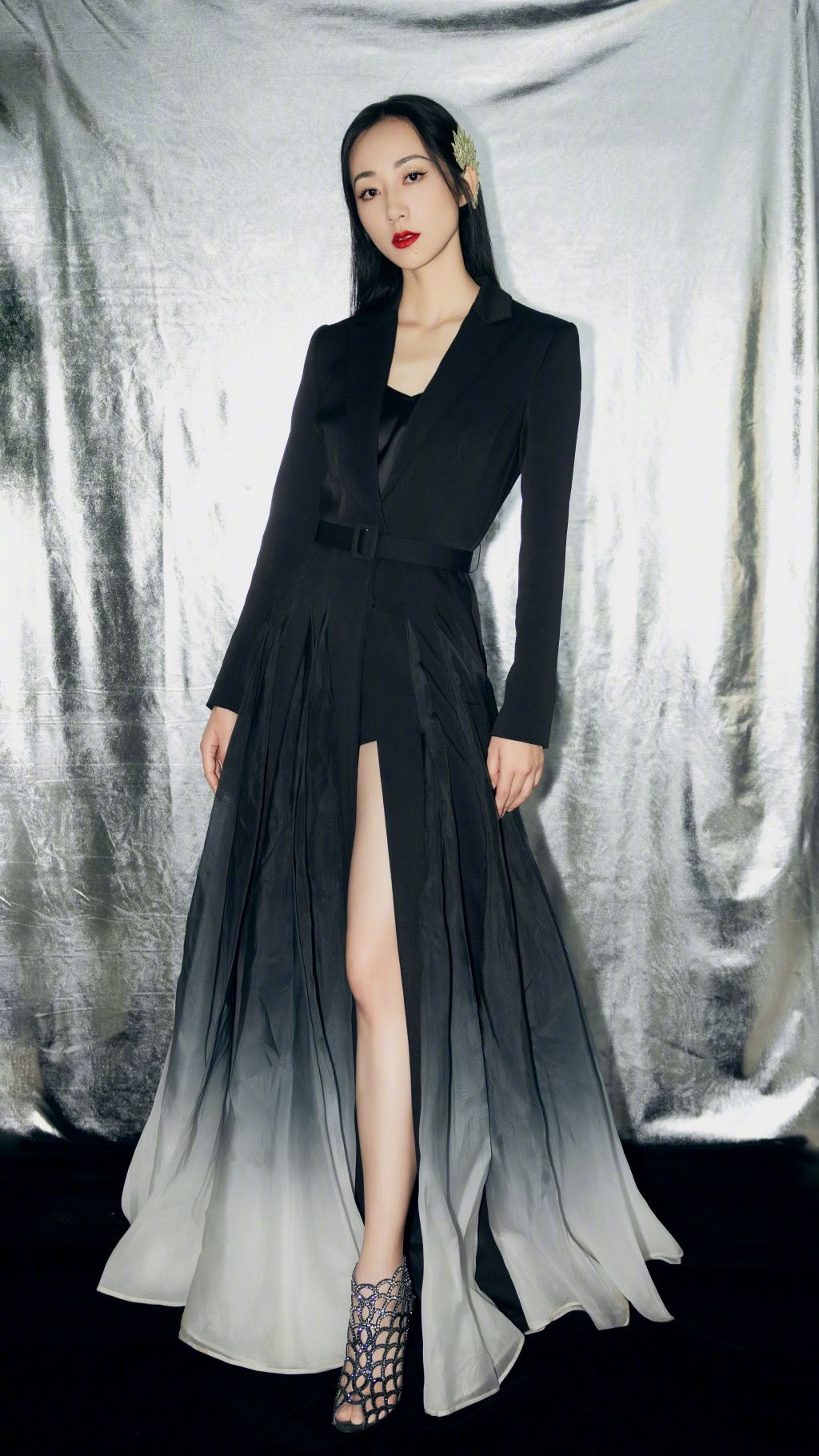 韩雪黑色西装裙优雅知性写真图片