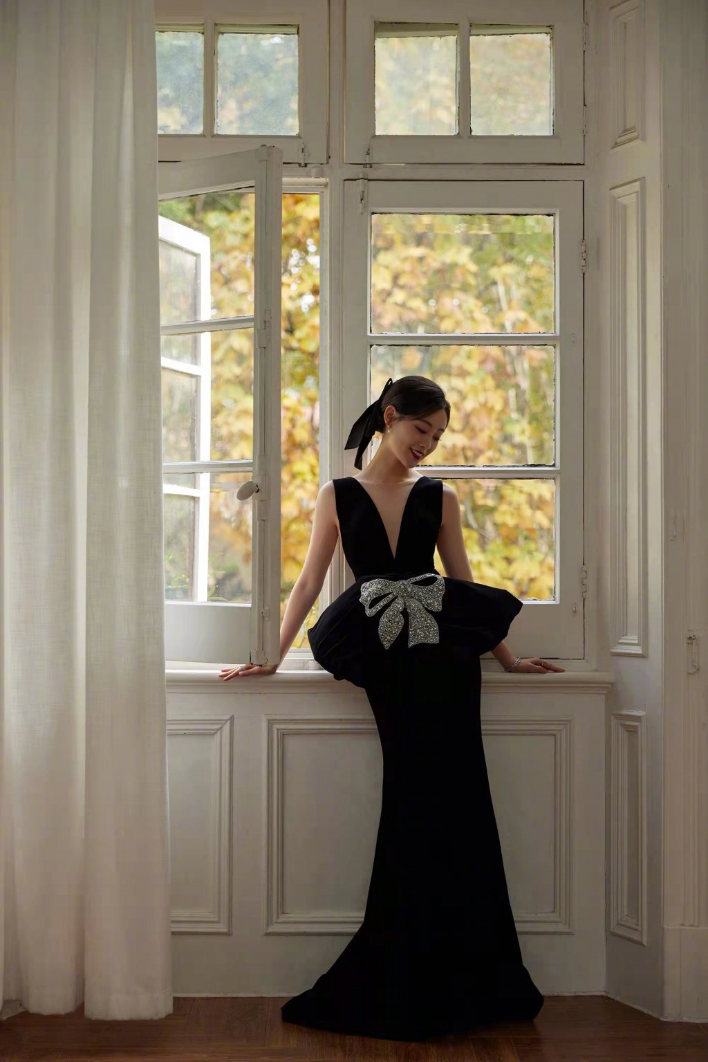 祝绪丹黑色蝴蝶镶钻丝绒长裙低调优雅写真图片