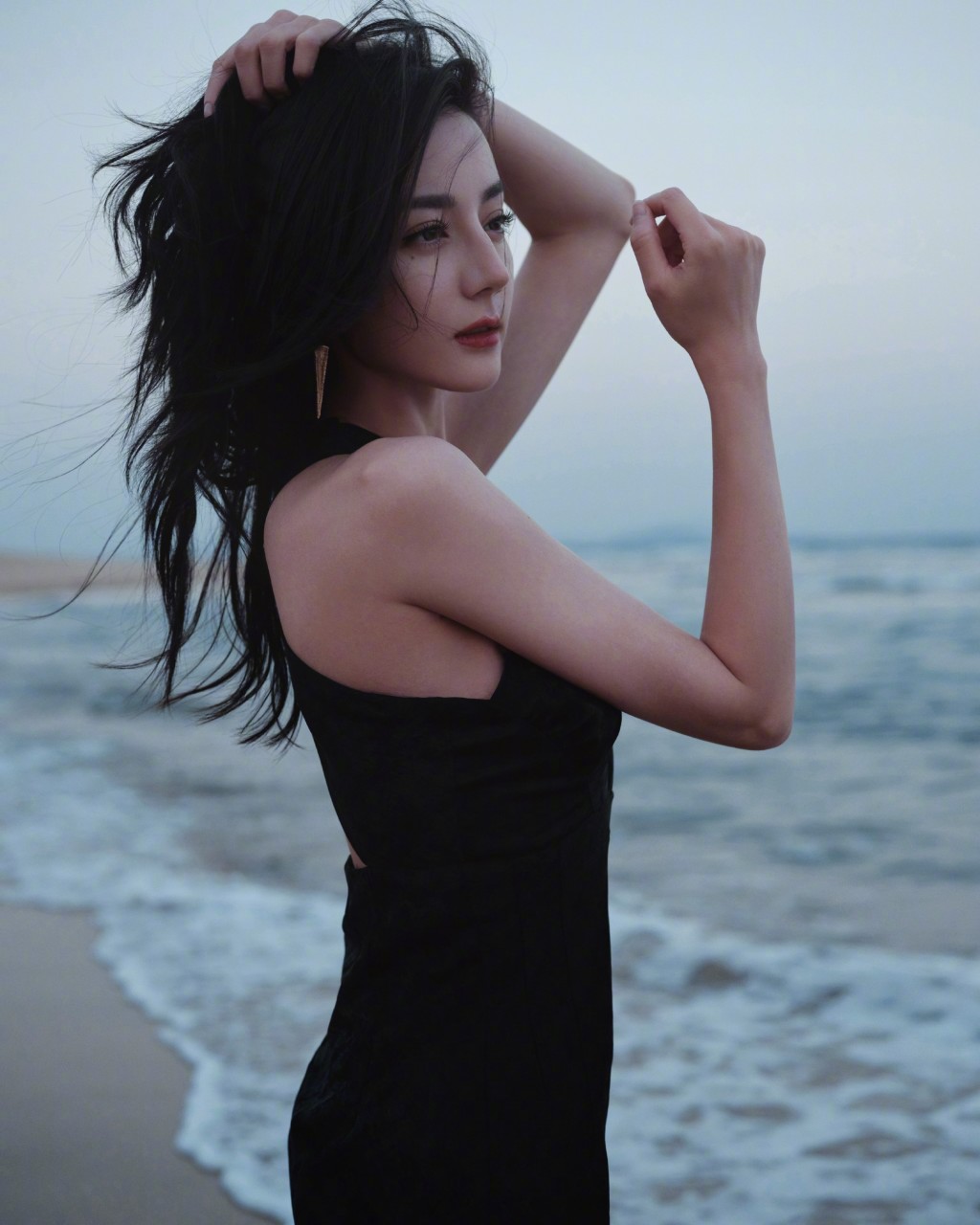 迪丽热巴黑色连衣裙海边魅惑风情写真图片