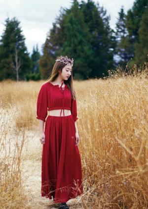 绝色红裙美女野外写真气质优雅唯美性感动人