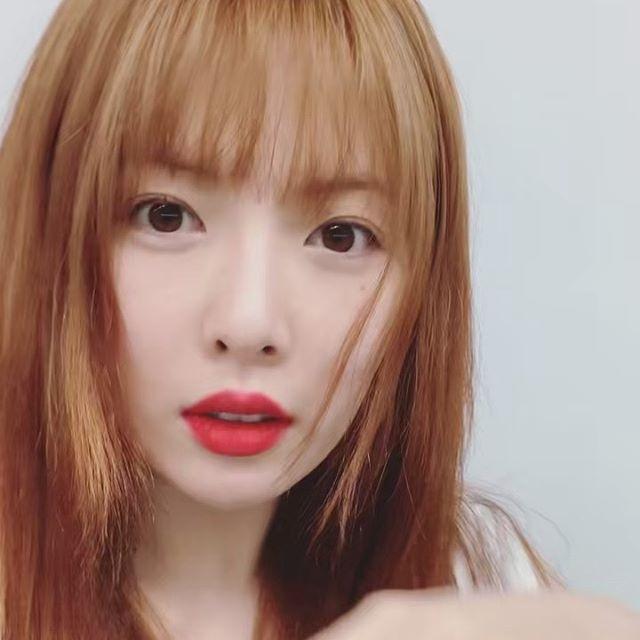 韩国歌手泫雅碎花吊带性感图片