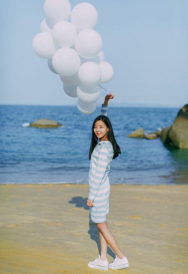 手持气球的甜美条纹裙少女写真