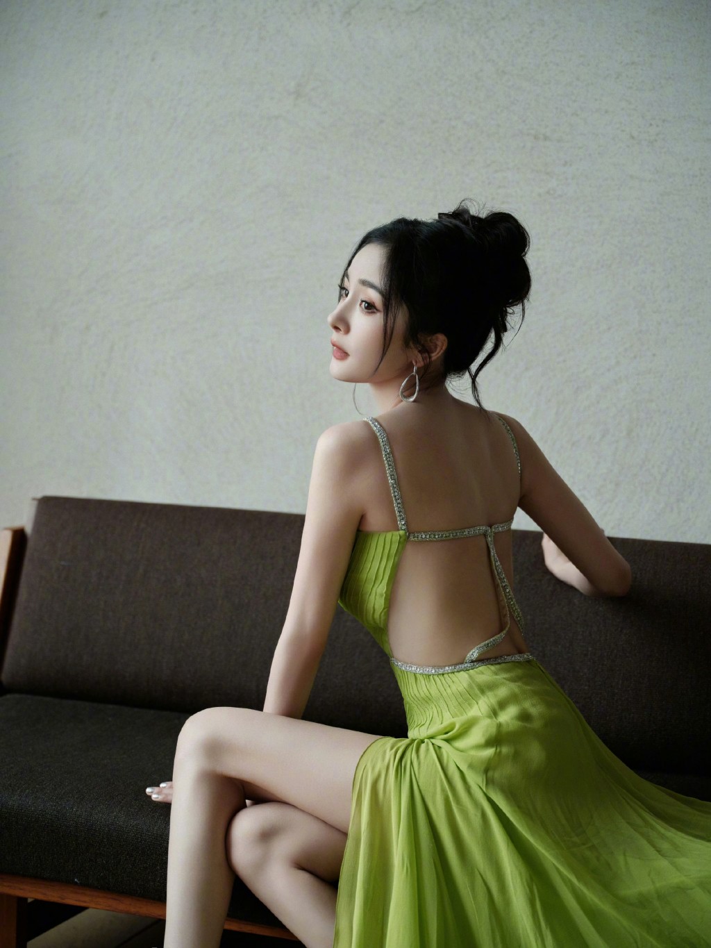 杨幂绿色吊带长裙明媚性感写真