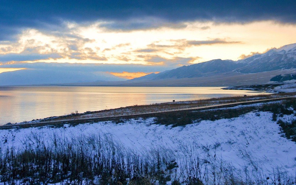 新疆赛里木湖的唯美日出风光