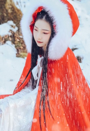 古装美女雪景摄影图片