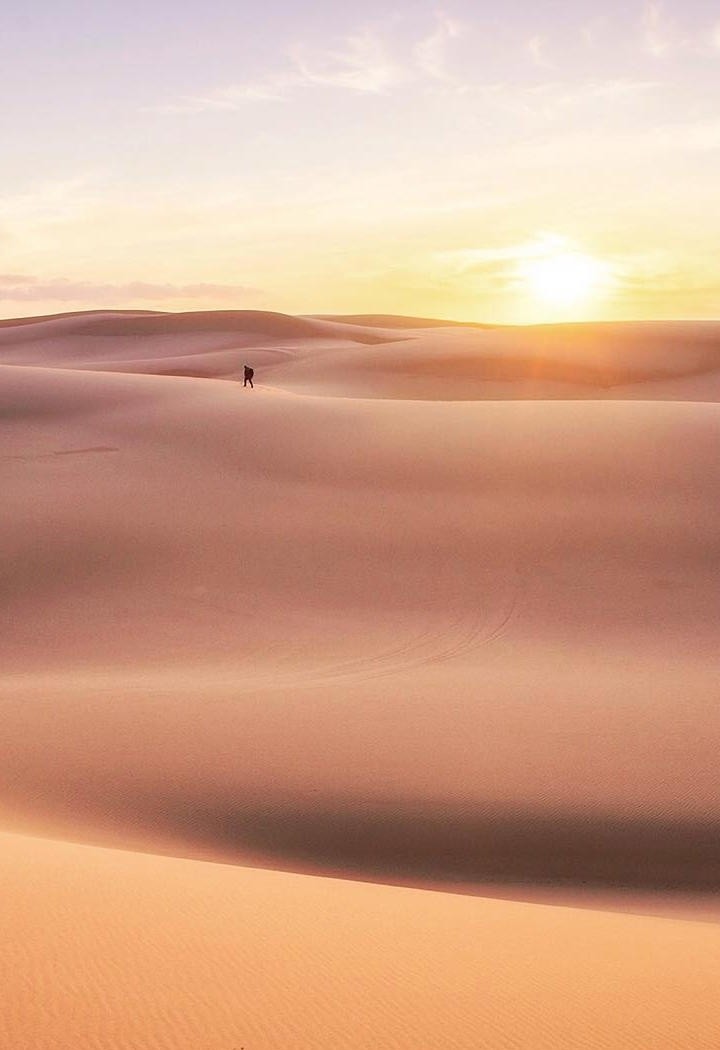 落日夕阳余晖下的沙漠风景图片