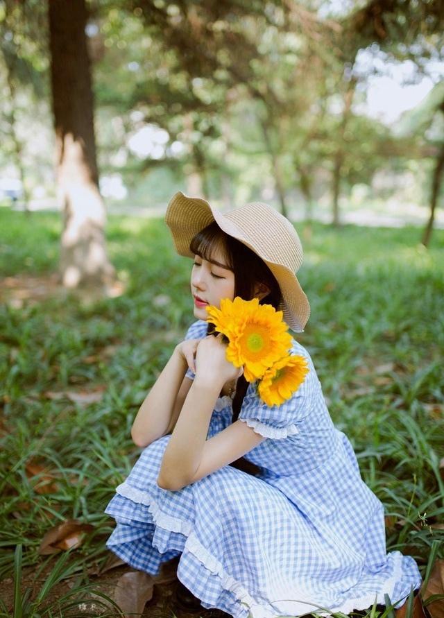 戴着草帽的邻家性感小妹与花朵的甜蜜邂逅
