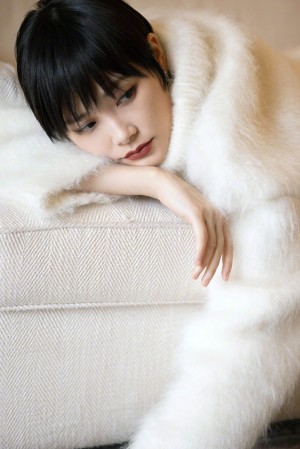 李宇春白毛衣黑纱裙温暖时髦写真图片