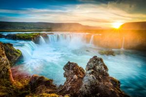 冰岛瀑布太阳风光图片