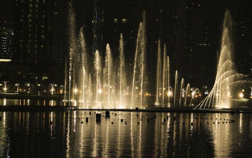 夜晚漂亮的喷泉风景图片