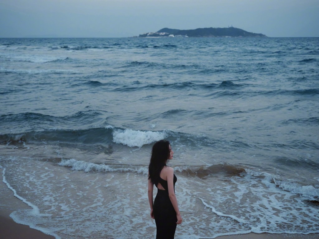 迪丽热巴黑色连衣裙海边魅惑风情写真图片