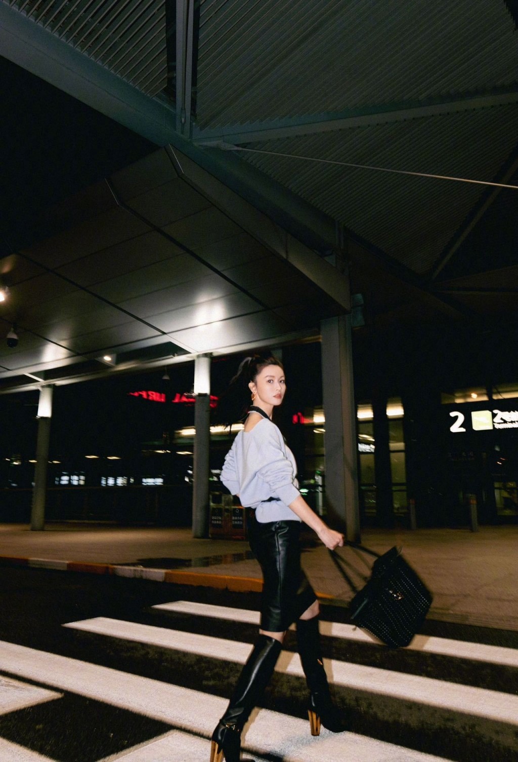 文咏珊利落优雅姿态早秋时髦穿搭机场街拍图片