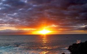 太阳日出图片唯美，火红色阳光洒满大海