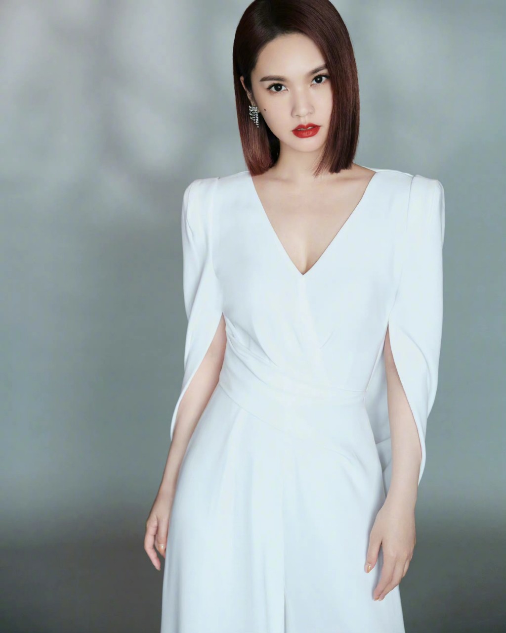 杨丞琳白色套装大气优雅写真图片