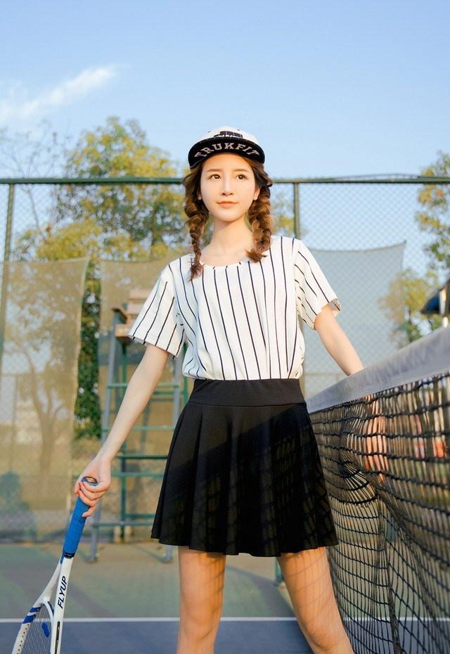 打网球爱喝水的活力满满女生唯美图片