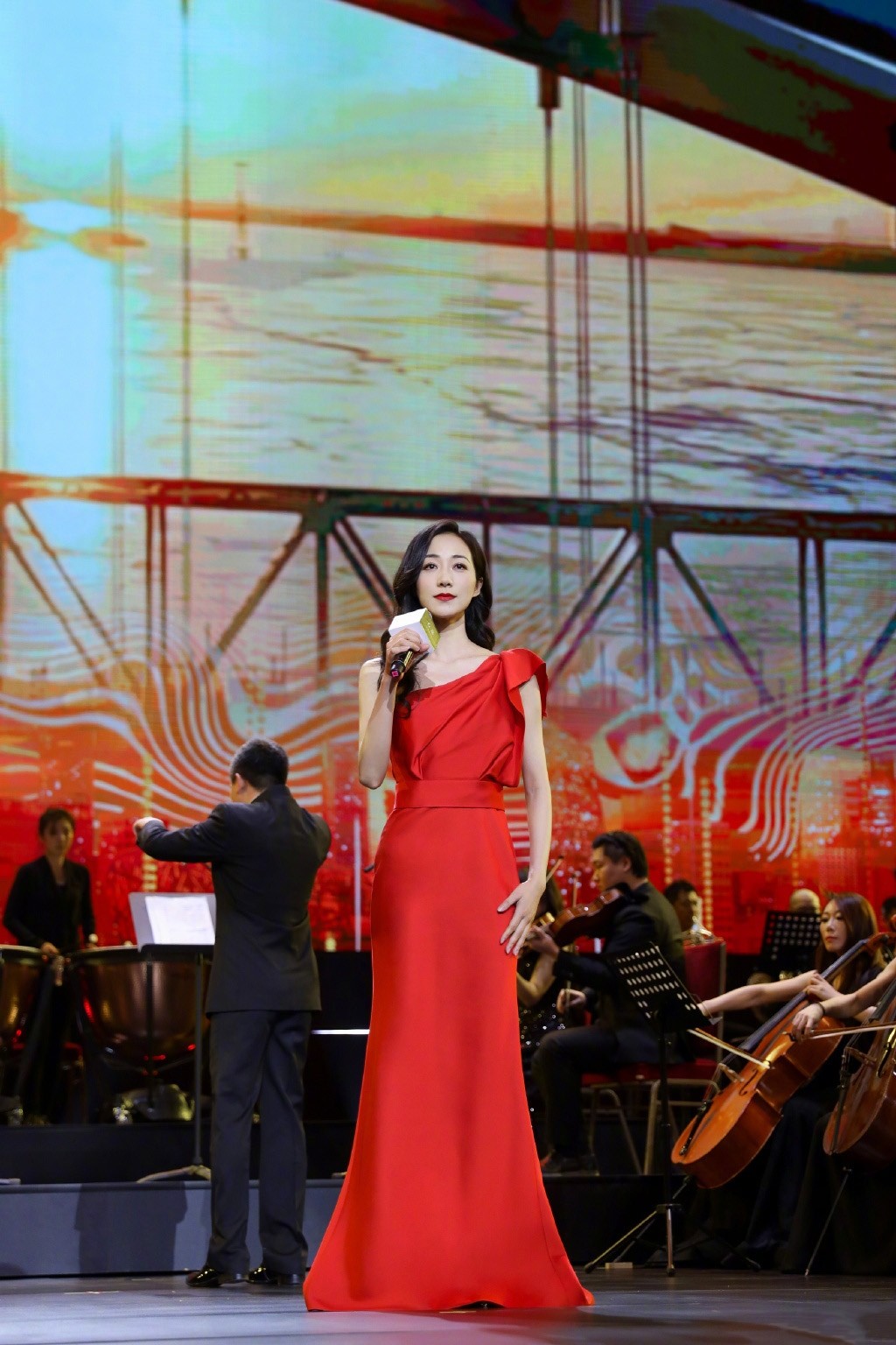 韩雪红裙优雅大气舞台图片