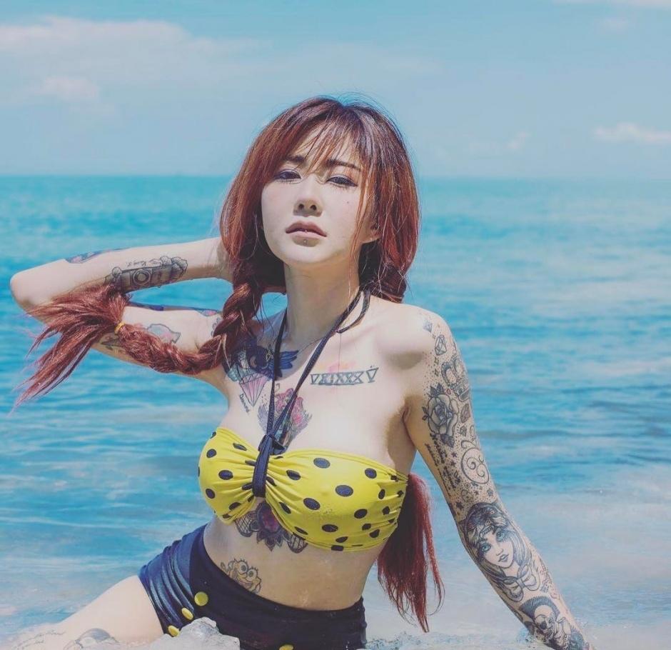 纹身美女Punyaphat Pongsub沙滩时尚比基尼图片
