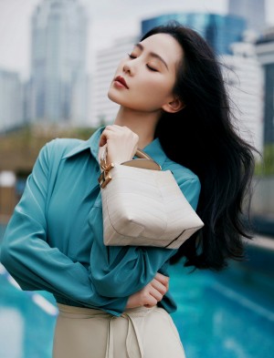 刘诗诗蓝色衬衫搭配白色半裙淡然优雅气质写真