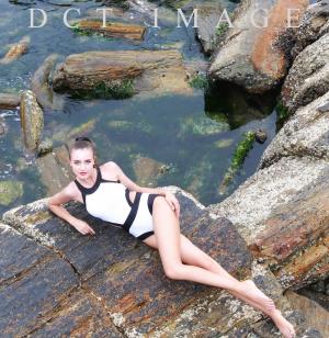 欧美气质嫩模女神范挺拔身姿海边泳衣秀写真