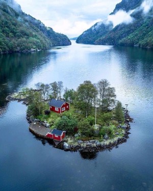 挪威Ryfylke湖里的小屋