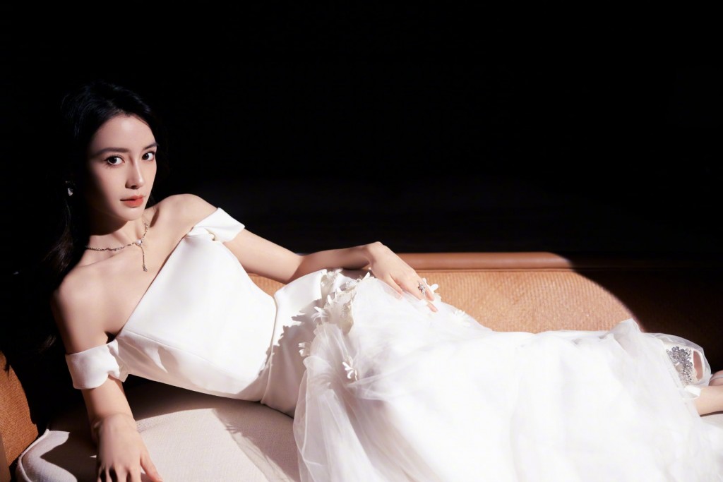 Angelababy花织柔纱白裙造型纯美气质写真图片
