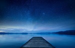 夜晚湖边码头与天空星空风景壁纸