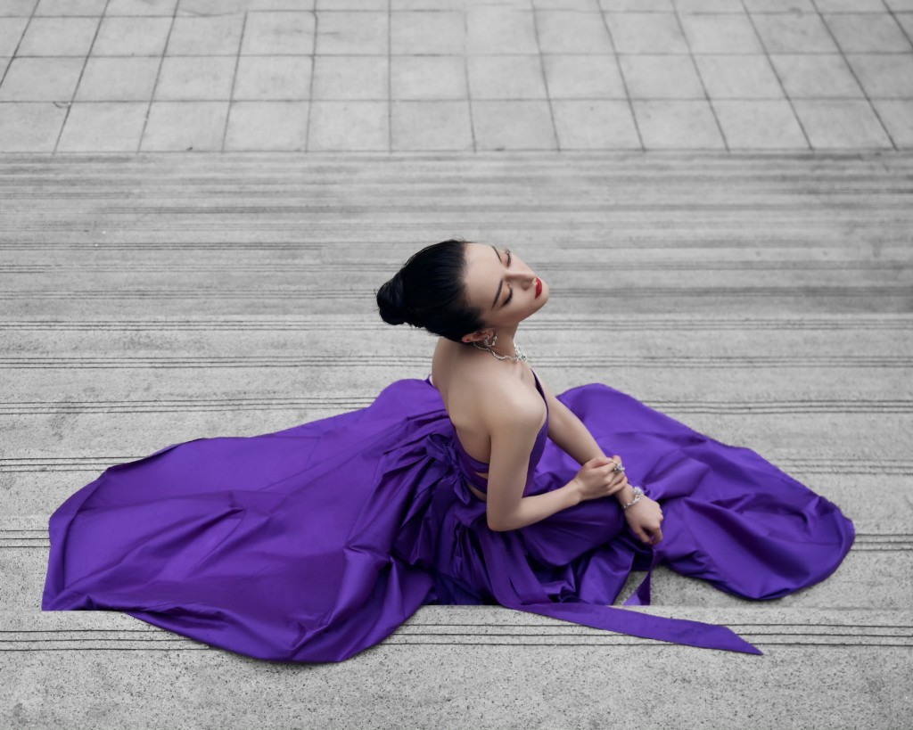 迪丽热巴紫色抹胸长裙明艳照人写真图片