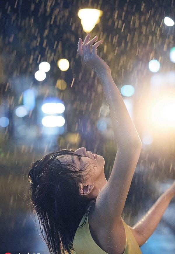 孙燕姿最新作品《跳舞的梵谷》MV雨中起舞精彩图片