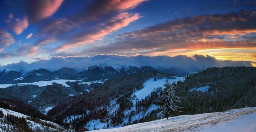 雪山上的夕阳景观