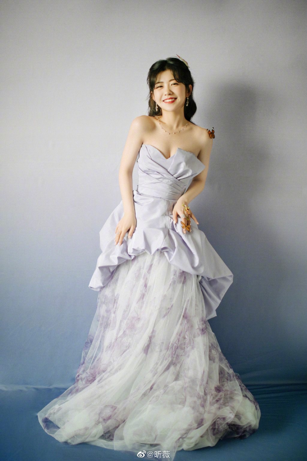 ​赖美云紫色抹胸仙女裙梦幻甜美写真图片
