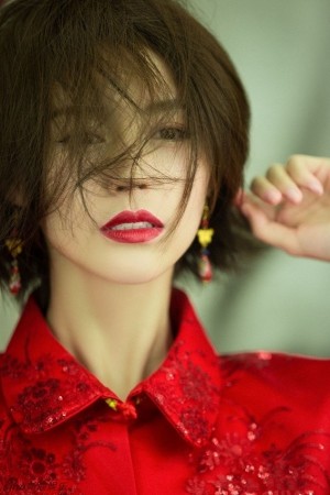 卢杉红衣短发妩媚迷人写真图片