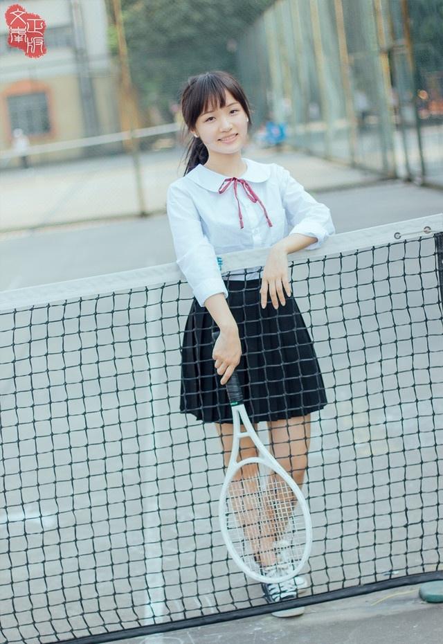 可爱的校服美眉爱打网球写真