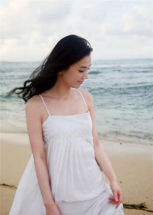 气质美女黄圣依沙滩长裙唯美写真