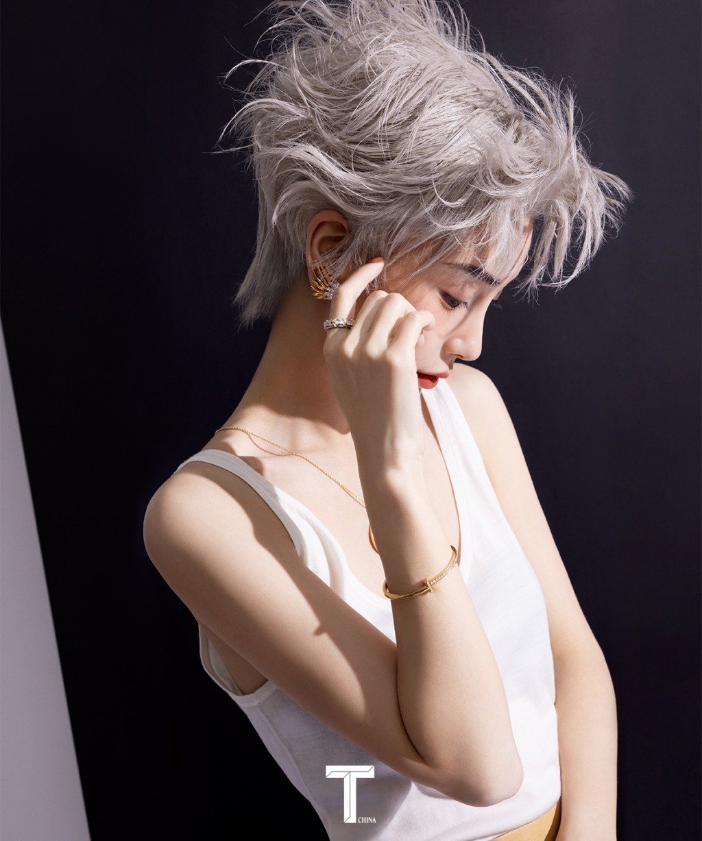 Angelababy银色短发造型封面大片