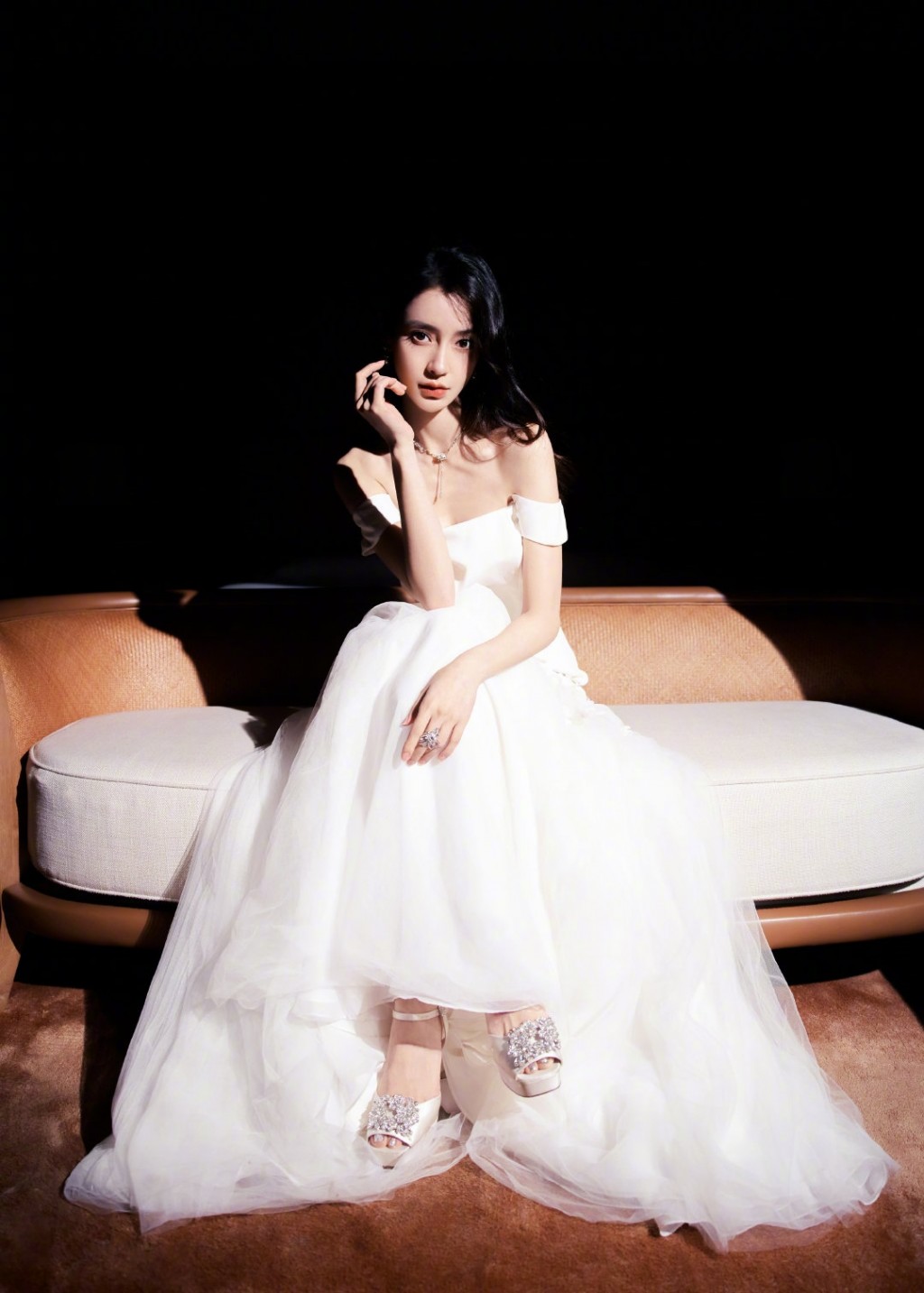 Angelababy花织柔纱白裙造型纯美气质写真图片