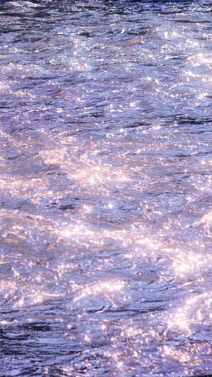 紫色泛光迷人大海
