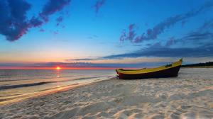 世界最漂亮风景图片海边夕阳独木船